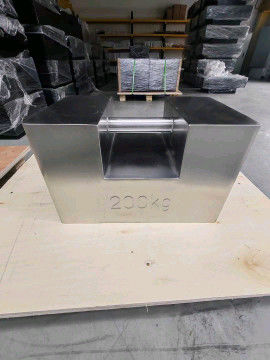 Peso de calibración de acero inoxidable con entorno industrial
