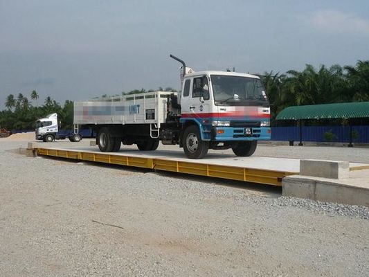 Peso exacto de los vehículos pesados en el puente de pesaje de la balanza del camión